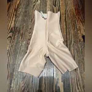 SKIMS BODY NWT HIGH WAISTED MID THIGH SHORT CLAY SMALL